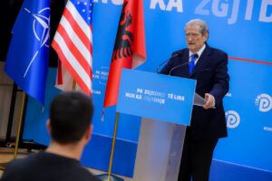 berisha:-neser-populli-opozitar-i-ben-gjyqin-kryehajdutit-te-ketij-kombi.-edi-rama,-niko-peleshi-dhe-haram-begaj-u-vune-ne-rresht-pas-lubise-per-te-mbrojtur-vjedhjet-e-saj