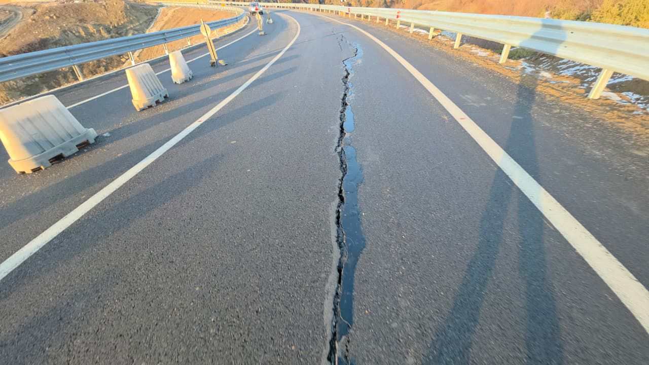 video/-kushtoi-260-mln-euro,-thellohet-skandali-ne-rrugen-qafe-plloce-qukes,-cahet-traseja-ne-lotin-e-dyte