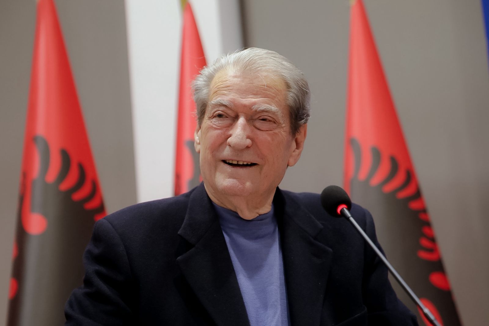 “rama-ka-respekt-per-mirlinden,-sepse-eshte-linda”,-berisha:-kush-garonte-me-baxhanakun-armand-frangaj-merrej-peng!-ne-kopshtin-privat,-akshi…