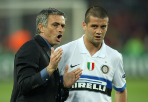 mourinho-ironizoi-“trajneret-pa-histori”…;-a-e-kishte-fjalen-per-chivu-tek-interi?!