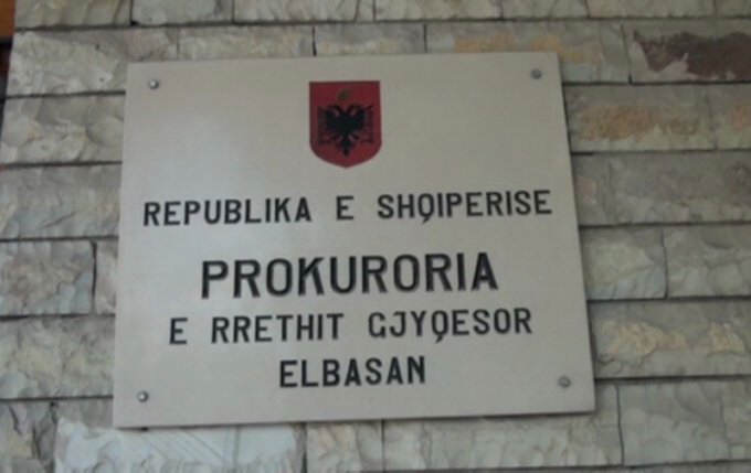 fuste-droge-ne-burg-kundrejt-pageses,-prokuroria-e-elbasanit-kerkon-‘arrest-me-burg’-per-punonjesin-e-policise-se-burgjeve-dhe-dy-personave-qe-ia-siguronin