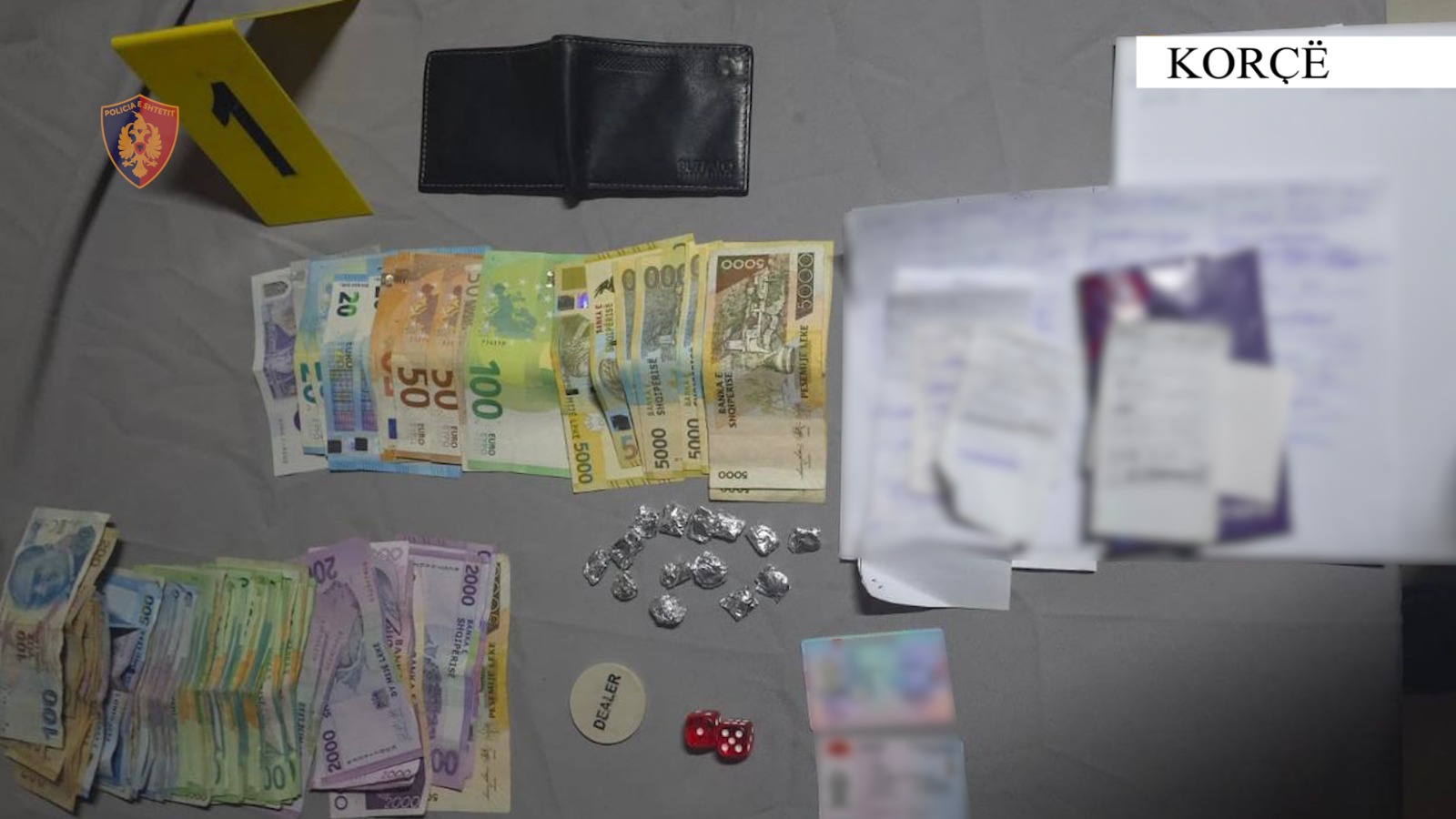 operacioni-“organizatori”-ne-korce/-arrestohet-pronari-i-nje-lokali-per-lojera-fati-dhe-droge,-procedohen-18-persona