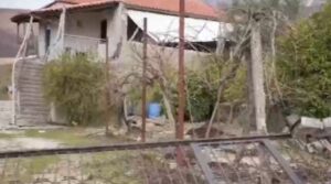 pasojat-e-shirave-te-dendur-ne-gjirokaster/-shembet-banesa-ne-dhoksat,-familja-ne-qiell-te-hapur