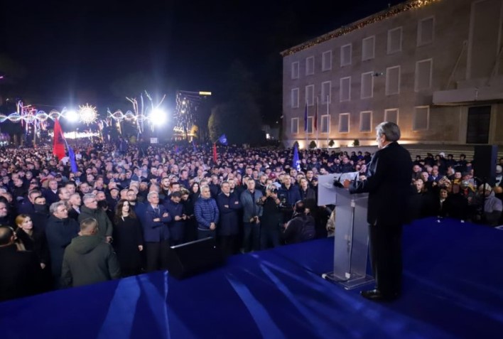 live-|-pd-proteste-kombetare-para-kryeministrise,-opozita-kerkon-doreheqjen-e-rames-dhe-ballukut