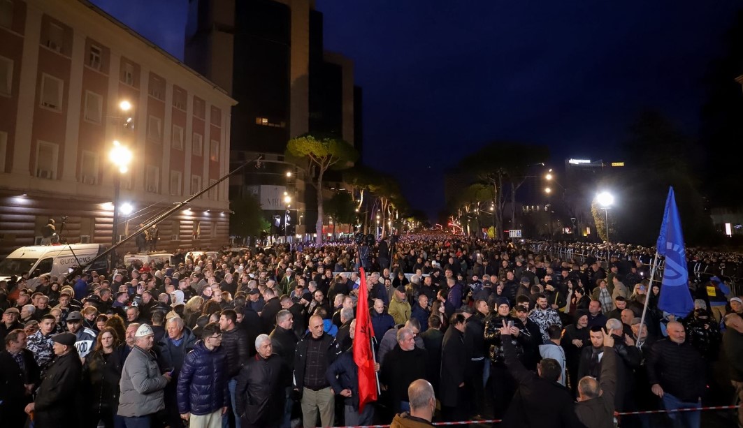 foto+video/-opozita-ne-shesh,-pamjet-e-protestes-para-kryeministrise