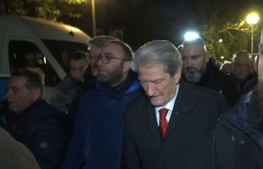video/-berisha-del-nga-selia-dhe-zbret-ne-shesh!-nis-zyrtarisht-protesta-e-pd-para-kryeministrise