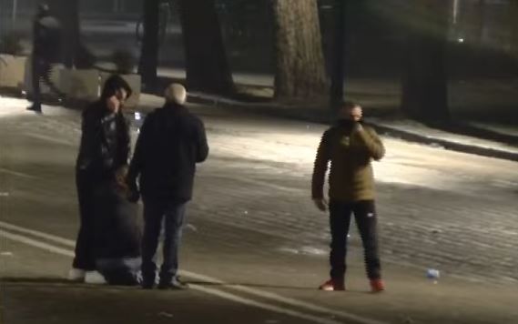 policia-gaz-lotesjelles-drejt-protestuesve,-nje-qytetar-ndjehet-keq,-merret-nga-ambulanca