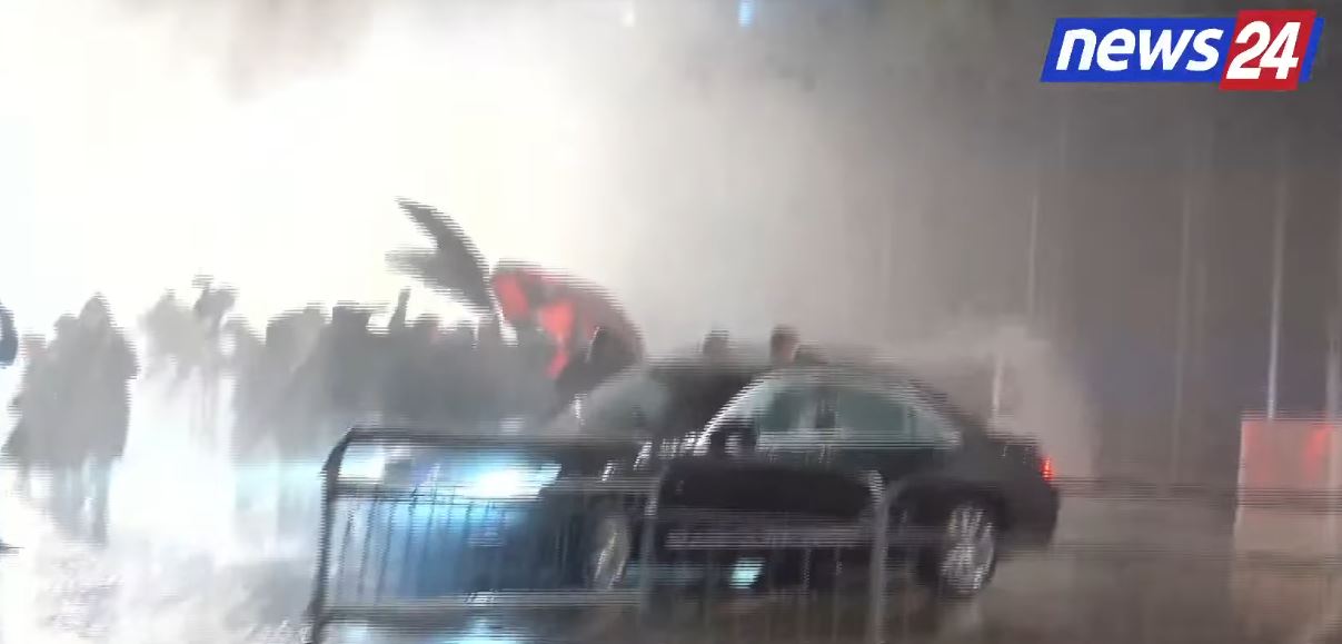 protestuesit-zbrazin-sheshin,-drejtohen-te-kuvendi.-berisha-largohet-me-makine