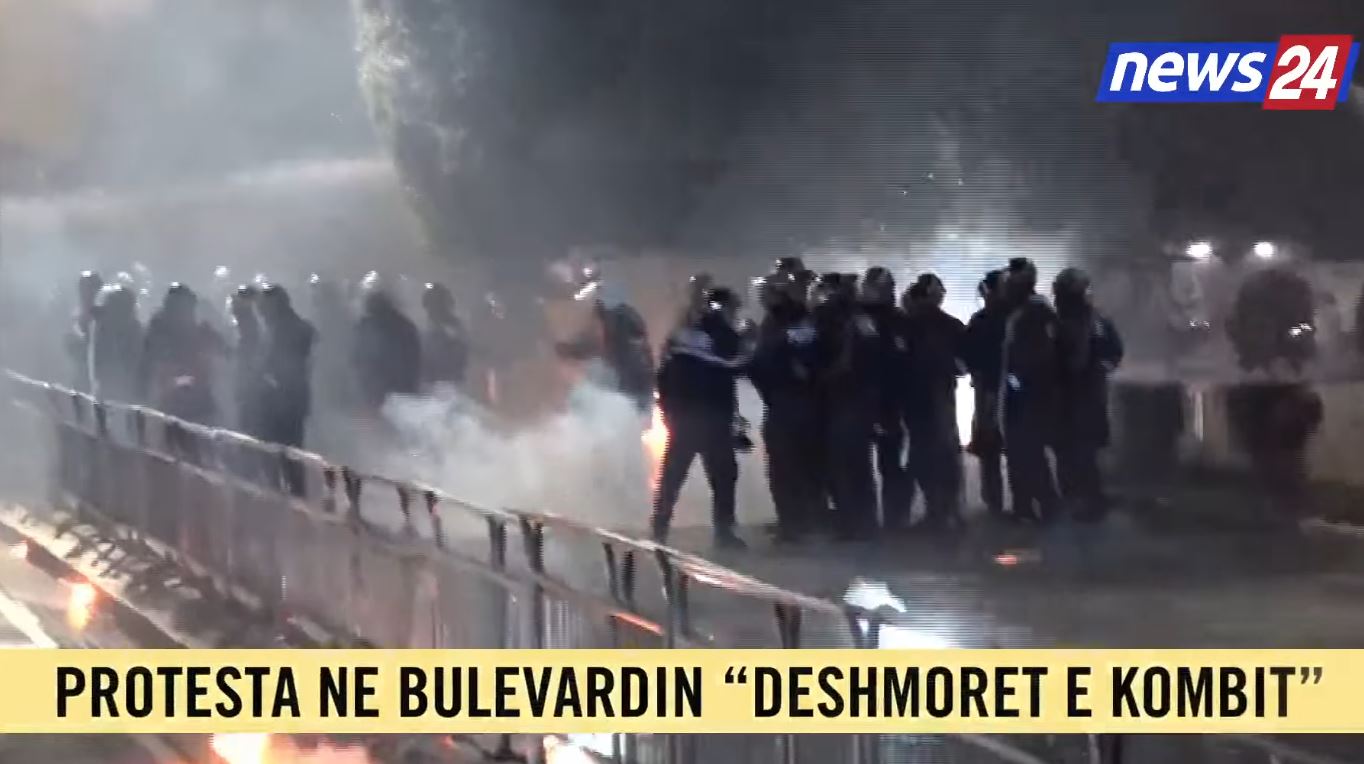 pas-hedhjes-se-molotoveve,-policia-hedh-gaz-lotesjelles-dhe-uje-ne-drejtim-te-protestuesve.-laget-dhe-berisha