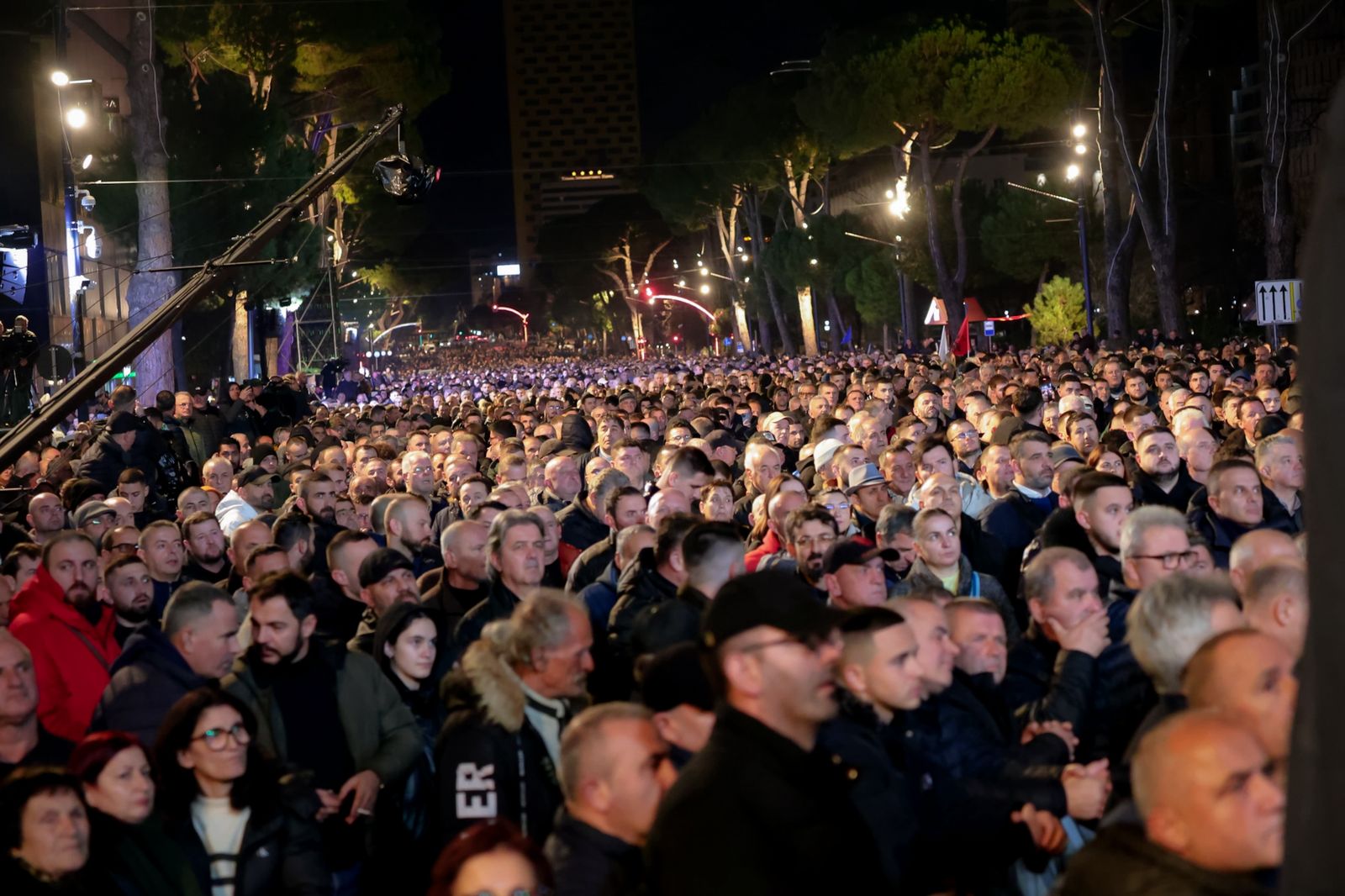 ndryshon-skenari?-protestuesit-largohen-nga-kryeministria,-zhvendosen-para-kuvendit