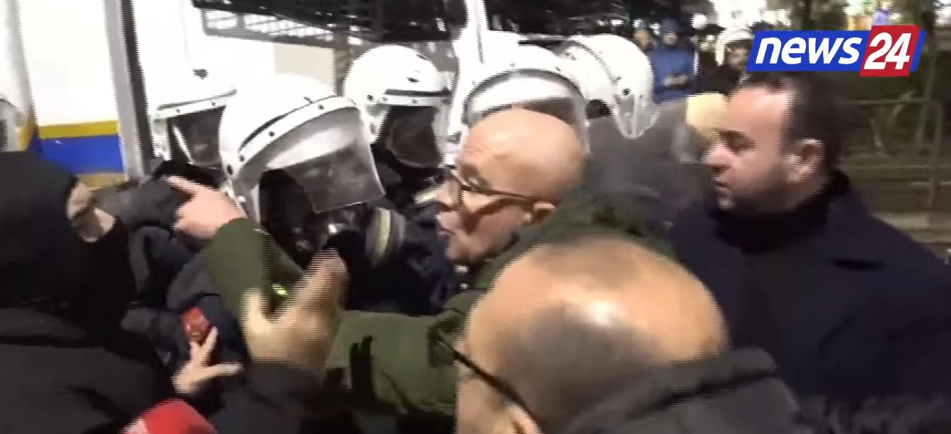 balliu-dhe-strazimiri-perplasen-me-policine,-ambulanca-merr-qytetare-te-demtuar,-mes-tyre-edhe-nje-punonjes-i-medias