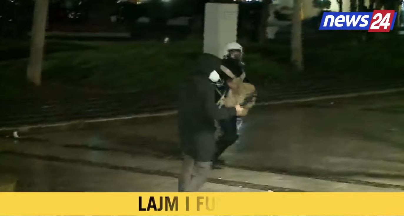 video-lajm/-protestuesi-shkeputet-nga-turma,-ndjek-me-cader-policin