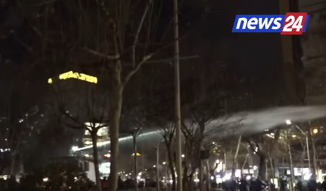 video/-tensione-para-kuvendit,-makina-ujehedhese-nderhyn-per-te-shperndare-protestuesit.-perdoret-serish-gaz-lotsjelles
