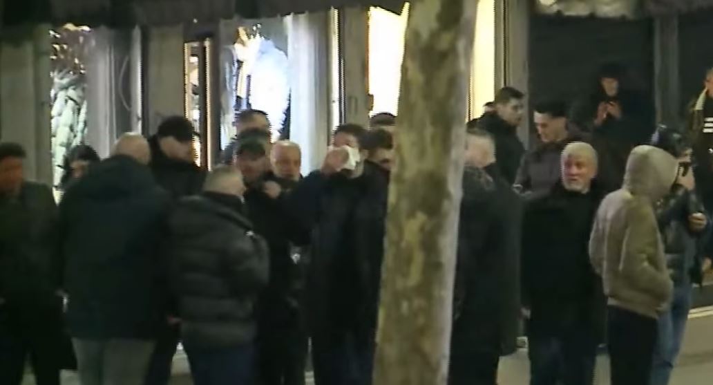 me-shami-ne-hunde-per-t’u-mbrojtur-nga-gaz-lotesjelles!-kreu-i-pd-u-largua-me-makine,-pjese-e-protestes-edhe-shkelzen-berisha