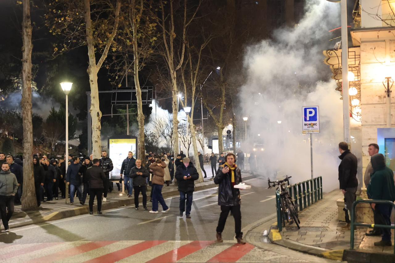 molotove-ne-protesten-e-opozites,-policia-reagon-pas-thirrjes-se-nokes:-u-hodhen-gure-e-sende-te-forta-drejt-efektiveve,-te-ndalohet-sulmi-ndaj-forcave-te-rendit