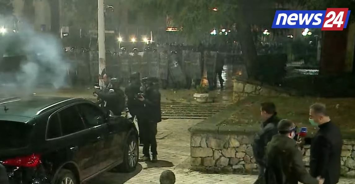 u-perplas-me-efektivet,-boci:-policia-provokoi-dhe-goditi-qytetaret!-do-te-vijojme-te-qendrojme-para-kuvendit