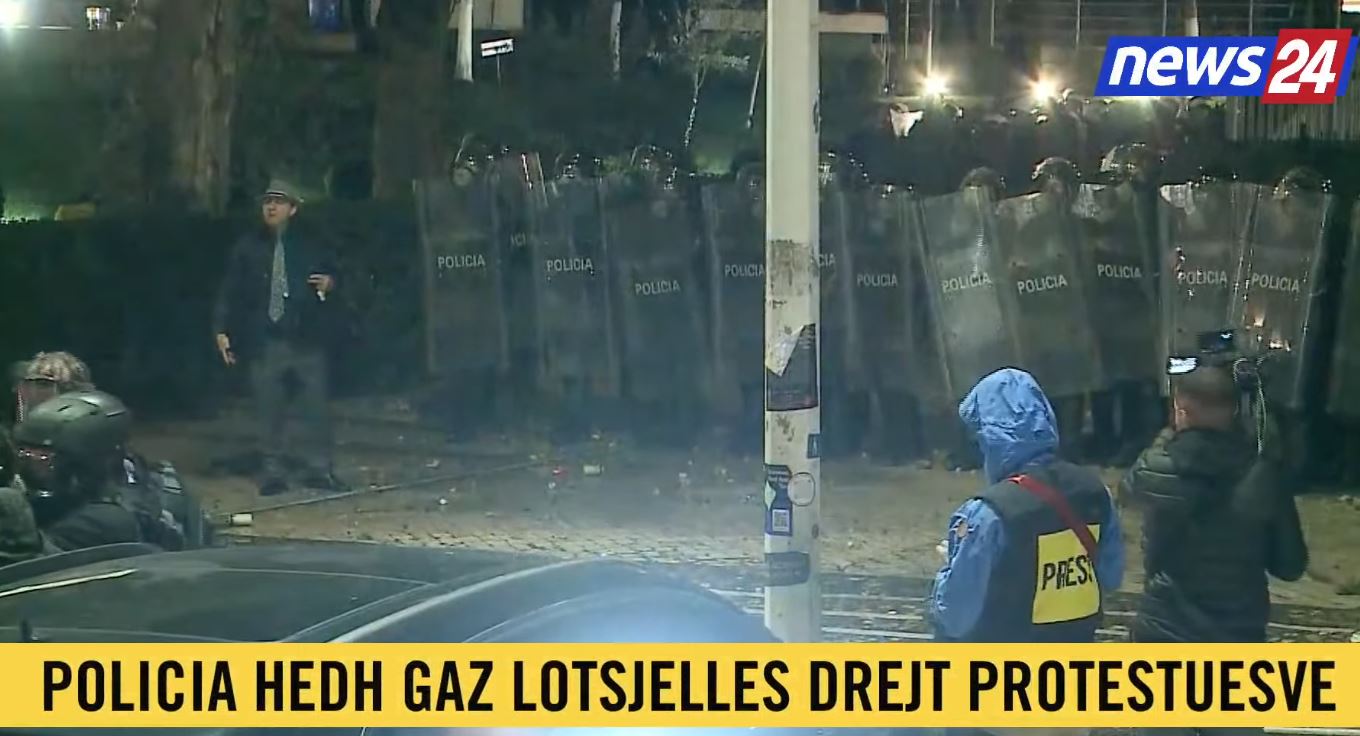 vijon-protesta-e-pd,-shtohen-forcat-e-policise-me-skafandra,-mburoja-dhe-maska-kundragaz-para-kuvendit