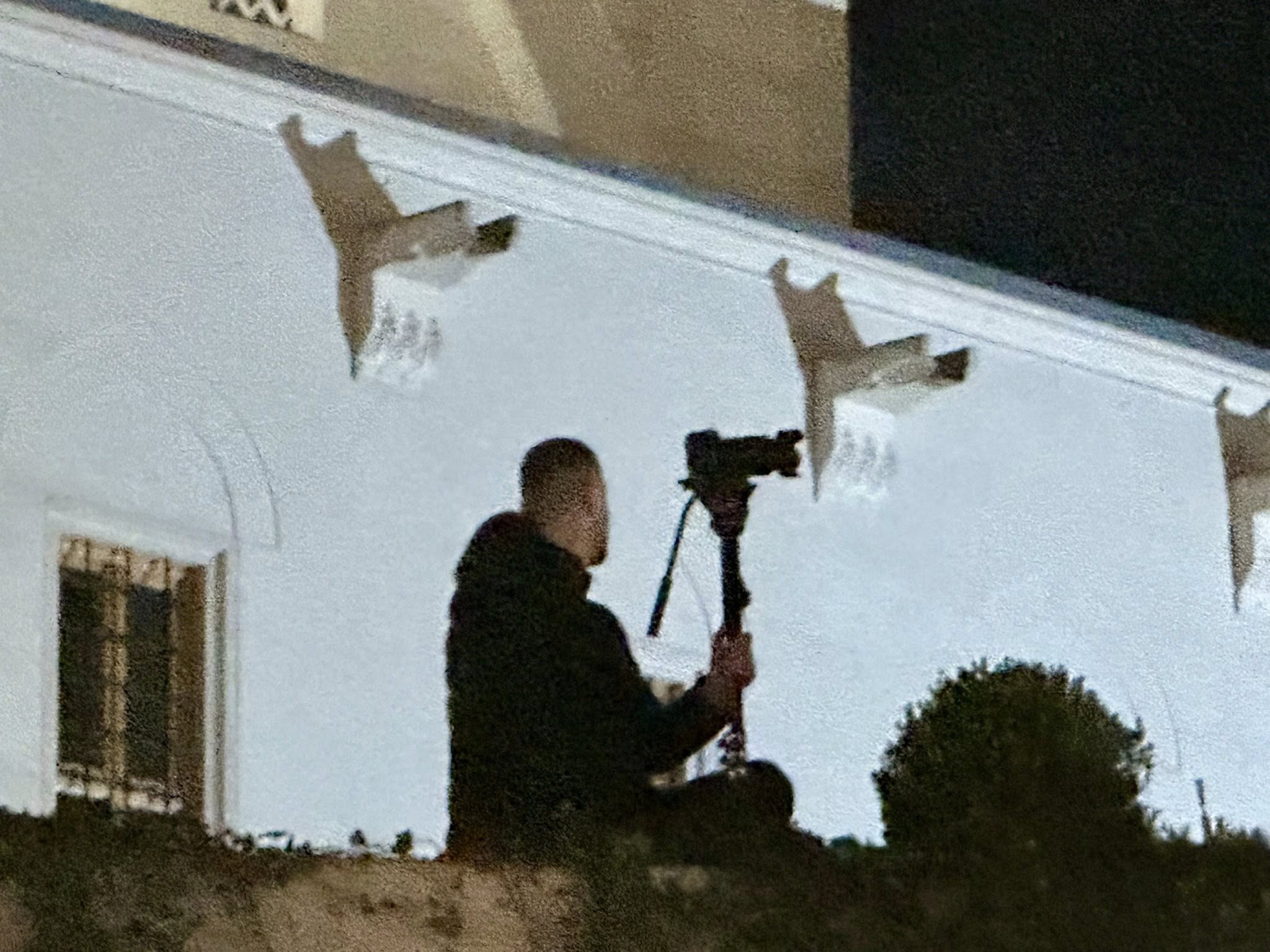 “police-ne-xhamine-e-namazgjase-me-kamera-qe-filmojne-protestuesit”,-denoncimi-i-deputetit-te-pd:-shfaqje-e-shemtuar-qe-cenon-institucionet-e-kultit