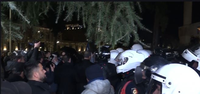 tensionet-ne-protesten-e-pd,-policia-njoftim-zyrtar:-11-police-te-demtuar,-po-marrin-ndihmen-mjekesore-ne-spital