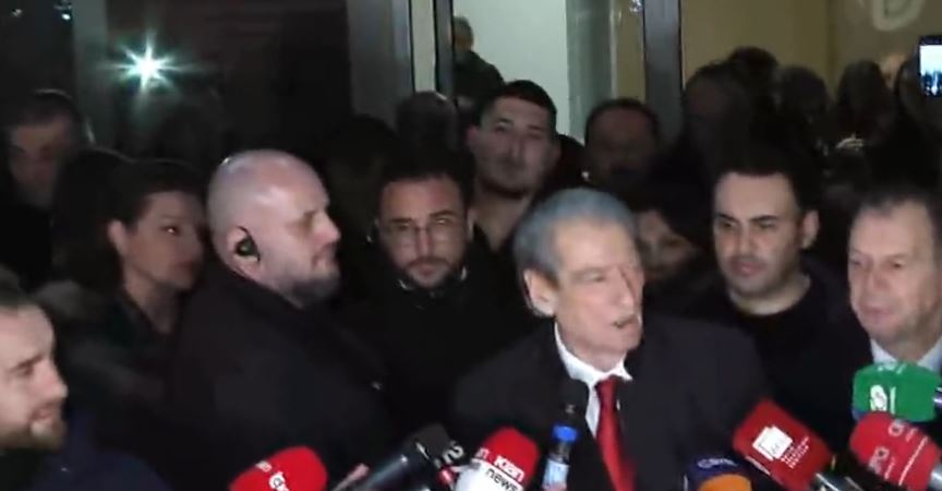 “protestuesit-do-perleshen-me-ramen”,-berisha-thirrje-policise:-mos-u-beni-sherbetore-te-kryeministrit!-lironi-25-te-arrestuarit