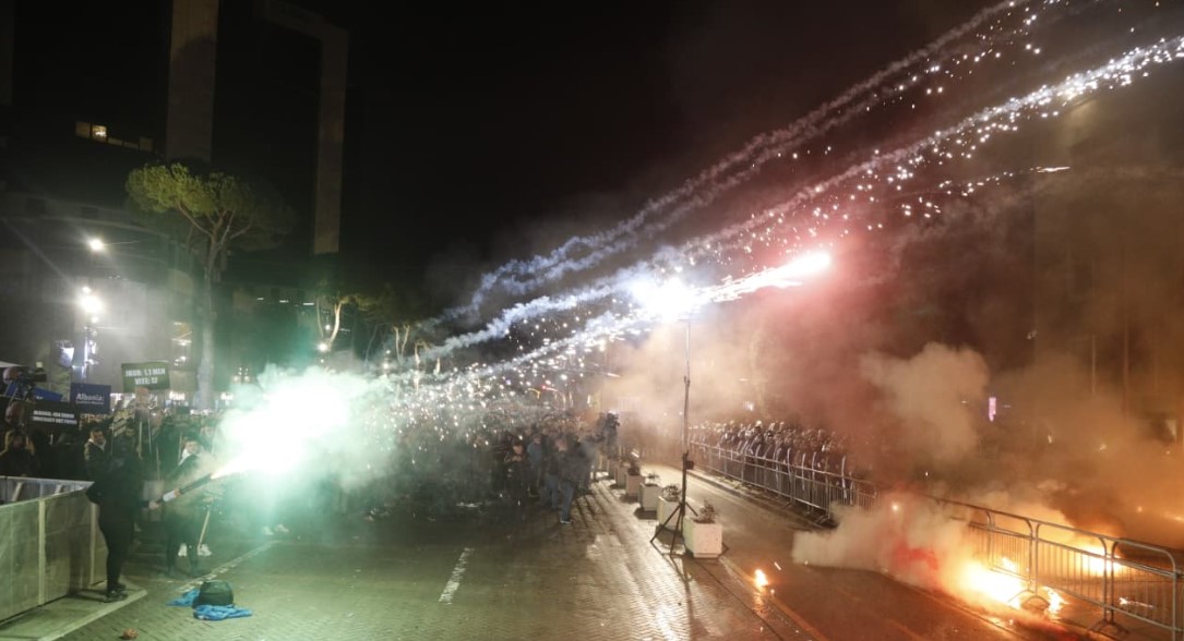 “te-pabaza-dhe-mashtruese-pretendimet-per-12-police-te-plagosur”,-pd-“rrezon”-policine-e-shtetit:-asnje-efektiv-nuk-eshte-paraqitur-per-ndihmen-e-pare