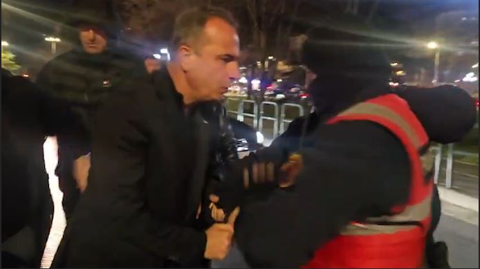 video/-11-te-ndaluar-pas-protestes-se-opozites.-policia-tenton-te-shoqeroje-disa-persona-ne-seline-e-pd,-nderhyjne-deputetet
