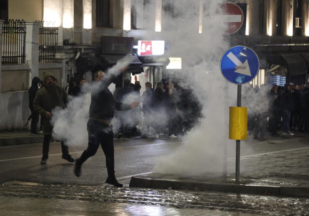 foto/-“mjegull”,-flake-dhe-fishekzjarre,-cfare-ndodhi-gjate-3-oreve-te-protestes-se-pd-ne-sheshin-para-kryeministrise-dhe-kuvendit