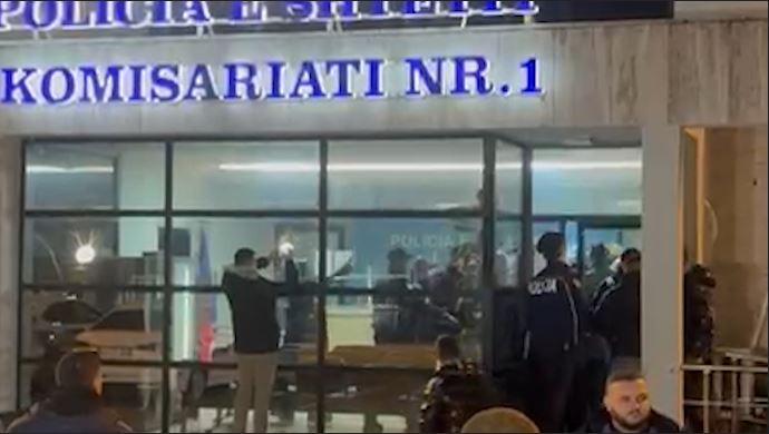 video-foto/-20-protestues-te-shoqeruar-ne-polici,-tensionohet-situata-ne-komisariatin-nr1-ne-tirane.-qytetare-dhe-deputete-te-pd-futen-brenda-ambienteve