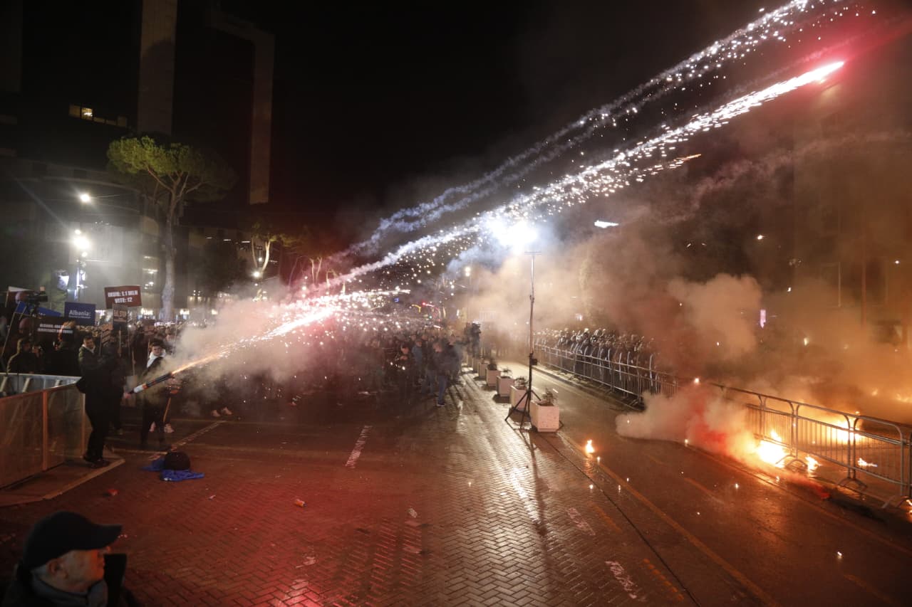 “rama-dhe-balluku-akuzohen-per-korrupsion,-kerkohet-doreheqja”,-afp-per-protesten-e-opozites:-mijera-njerez-ne-tubim,-shperthejne-trazirat-ne-tirane