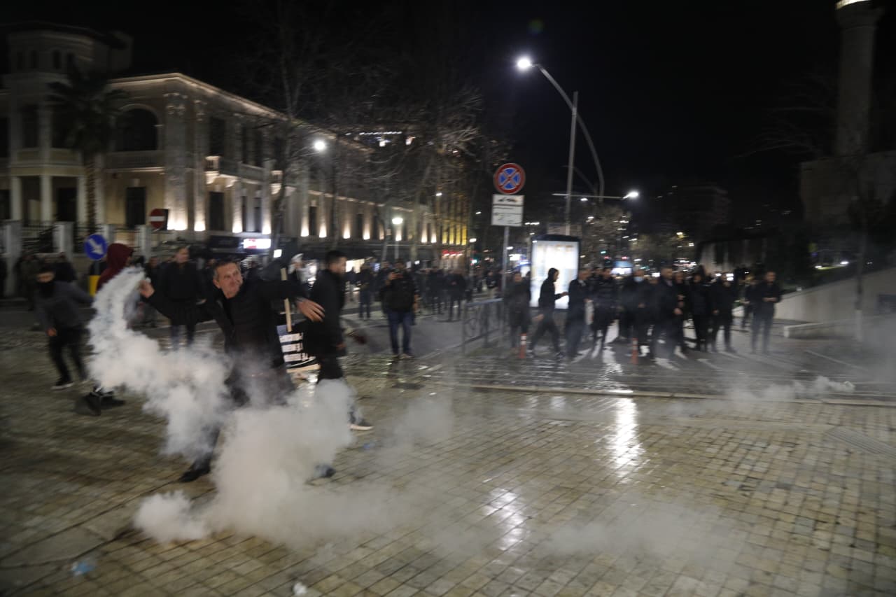 “dhuna-brutale-ndaj-qytetareve,-akt-i-rende-nga-policia”,-noka:-mes-te-lenduarve-dhe-nje-femije-10-vjec!-rama-dhe-proda-e-kane-te-afert-burgun