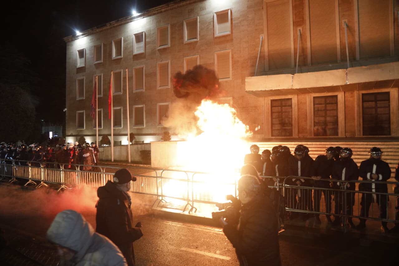 the-mirror-i-ben-jehone-protestes-se-opozites:-kriza-politike-e-thelluar-pas-akuzave-per-korrupsion-ndaj-zv/kryeministres-belinda-balluku