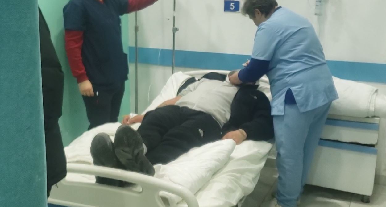 u-dhunua-nga-policia-ne-protesten-e-opozites!-34-vjecari-nga-berati-rrefen-momentet-e-dhunes:-me-goditen-ne-furgon-dhe-komisariat