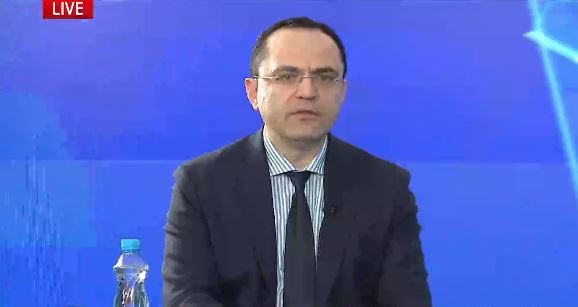 “jemi-ne-kulmin-e-sezonit-te-gripit”,-eksperti-i-shendetit-publik:-ja-simptomat-qe-nuk-duhen-neglizhuar!-kontaktoni-mjekun-e-familjes-kur…