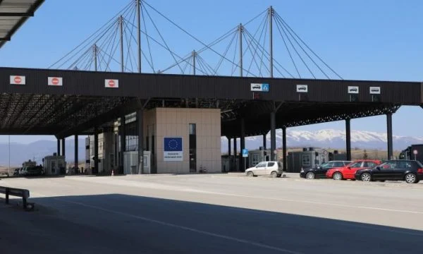 pas-malit-te-zi,-bllokade-edhe-ne-kufijte-me-maqedonine-e-veriut!-pritet-kufizimi-i-levizjes-se-mallrave-ne-hyrje-dhe-dalje-te-shqiperise