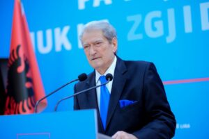 berisha:-protesta-e-ndergjegjes-kombetare-tronditi-regjimin,-rinia-ne-krye-te-revoltes!