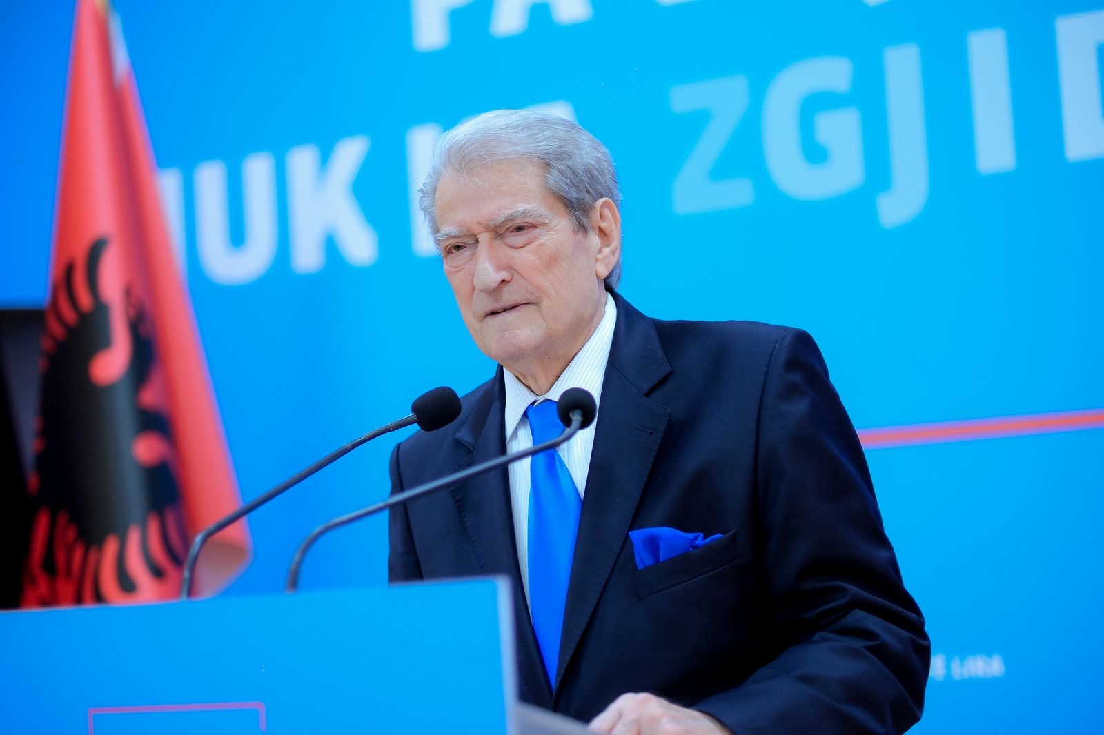 berisha:-protesta-e-ndergjegjes-kombetare-tronditi-regjimin,-rinia-ne-krye-te-revoltes!