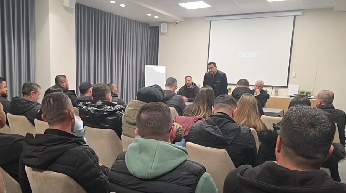 “qeveria-me-hajdute-e-europes”/-lapaj-ne-berat:-rama-dhe-ministrat-e-tij,-ne-dosjet-qe-vertetojne-abuzimet-me-fondet.-me-31-janar-masivisht-ne-shesh