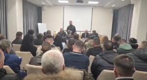 “100-mln-euro-te-dosja-e-akshi-t,-10-mln-euro-per-cokollata”/-lapaj:-cfare-duhet-me-shume-per-t’u-rrezuar-qeveria?-njerez-nuk-vrasin-se-te-mbysin-me-gaz-lotsjelles