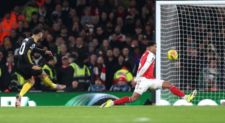 ndeshje-e-cmendur-ne-“emirates”,-manchester-united-me-fitore-spektakolare.-rihapet-gara-per-titull-(video)