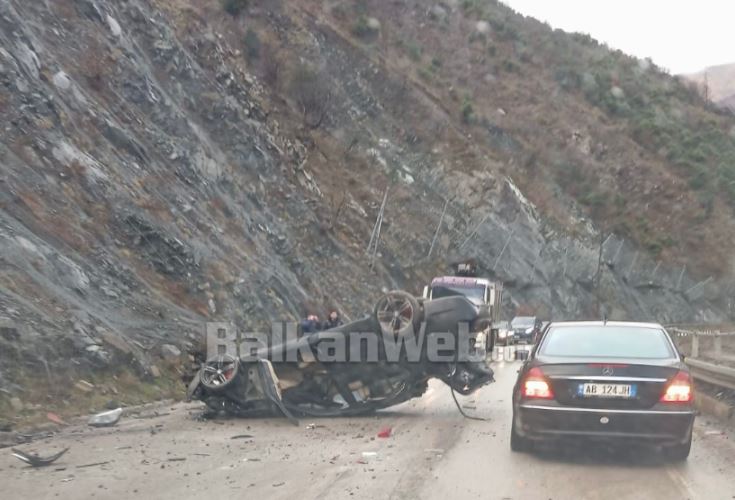 makina-totalisht-e-shkaterruar/-aksident-i-rende-ne-aksin-librazhd–elbasan,-permbyset-automjeti,-dy-te-plagosur