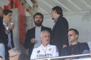 situate-tensionuese-te-benfica,-tifozet-mesyjne-qendren-stervitore-dhe-kerkojne-takim-me-mourinho