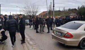 rruga-e-degraduar,-banoret-e-luzit-ne-fushe-kruje-hidhen-ne-proteste:-jetojme-cdo-dite-me-frike!