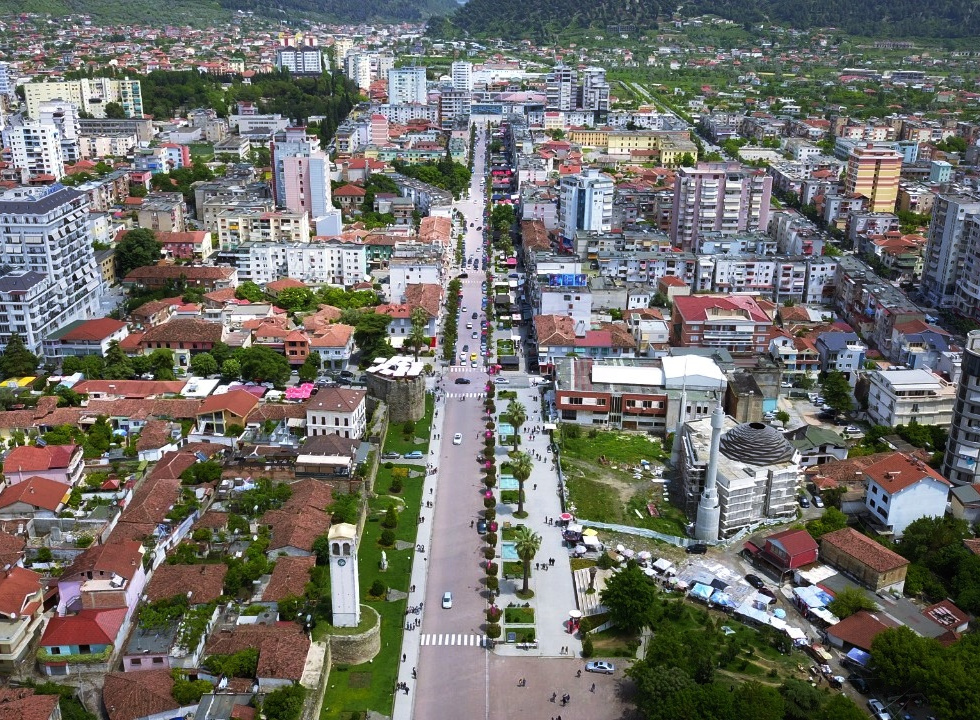 elbasan/-projekti-per-zgjerimin-e-varrezave,-banoret:-po-na-afrohen-prane-shtepive,-mos-na-detyroni-te-jetojme-“krah-per-krah”!-duam-dialog-me-bashkine!