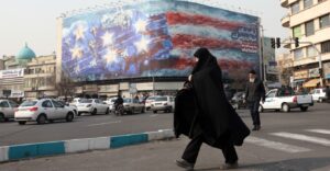 “nese-mbjell-eren,-do-te-korresh-stuhine”/-poster-gjigant-me-avione-luftarake-qe-digjen,-irani-paralajmeron-shba-ne-me-hakmarrje