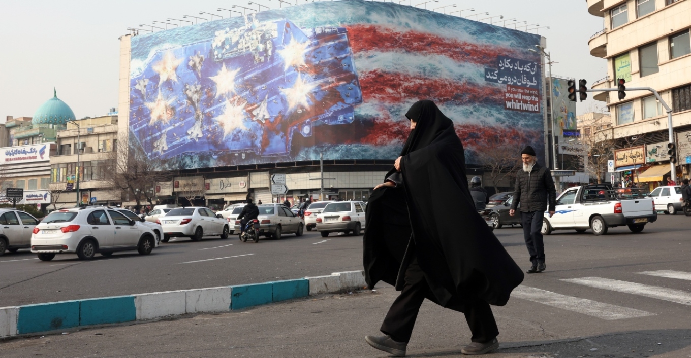 “nese-mbjell-eren,-do-te-korresh-stuhine”/-poster-gjigant-me-avione-luftarake-qe-digjen,-irani-paralajmeron-shba-ne-me-hakmarrje