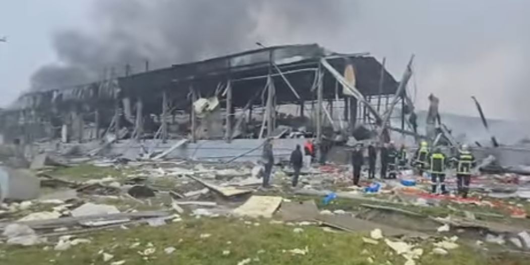 video/-shkon-ne-4-numri-i-viktimave,-gjithcka-e-shkrumbuar-nga-shperthimi-i-zjarrit-ne-fabriken-ne-greqi