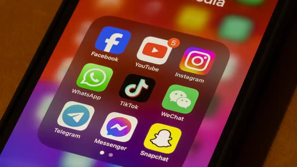 ligjvenesit-franceze-miratojne-projektligjin-qe-ndalon-mediat-sociale-per-femijet-nen-15-vjec