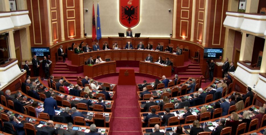 sot-seance-plenare-ne-kuvend!-nga-marreveshjet-me-italine-te-ndryshimet-ne-kodin-penal-dhe-dekriminalizimi-i-shpifjes,-cfare-permban-rendi-i-dites