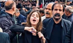 pamjet-tronditin-rrjetin/-studentja-u-vra-ne-protestat-e-pergjakshme-ne-iran,-momenti-prekes,-vajza-e-re-pret-floket-ne-varrimin-e-se-motres