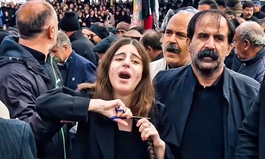 pamjet-tronditin-rrjetin/-studentja-u-vra-ne-protestat-e-pergjakshme-ne-iran,-momenti-prekes,-vajza-e-re-pret-floket-ne-varrimin-e-se-motres